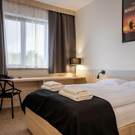 Hotel Dworski Galaktyczny Park Warzymice Екстер'єр фото