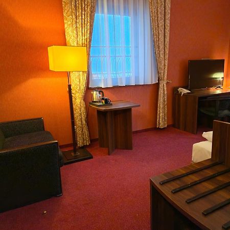 Hotel Dworski Galaktyczny Park Warzymice Екстер'єр фото