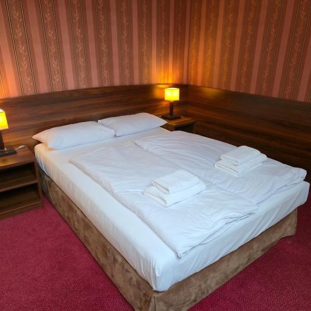 Hotel Dworski Galaktyczny Park Warzymice Екстер'єр фото