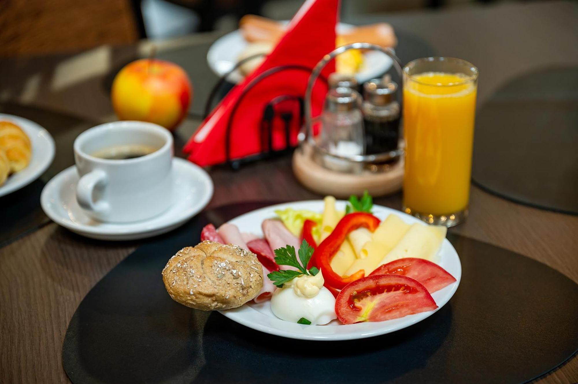 Hotel Dworski Galaktyczny Park Warzymice Екстер'єр фото