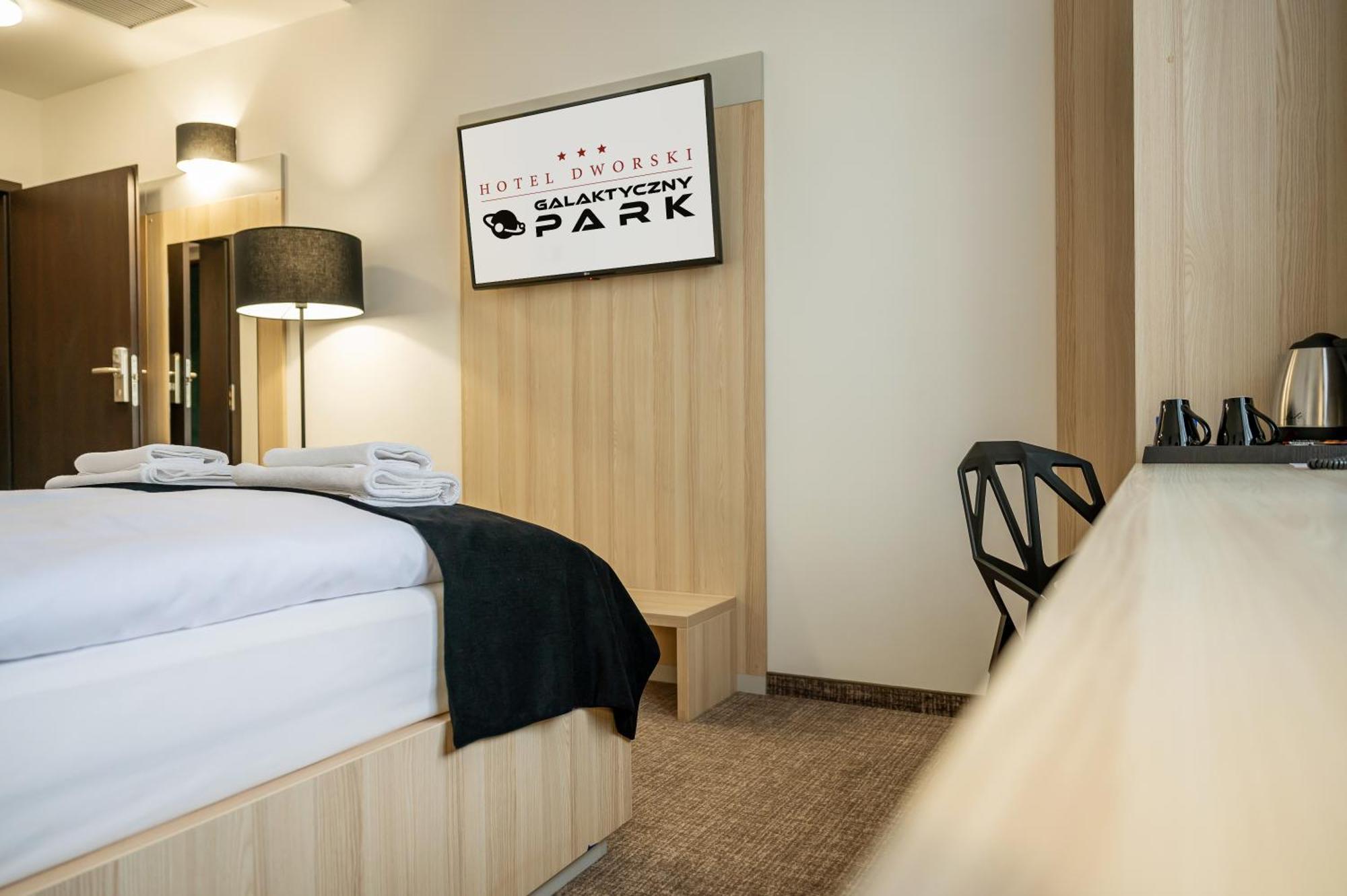 Hotel Dworski Galaktyczny Park Warzymice Екстер'єр фото