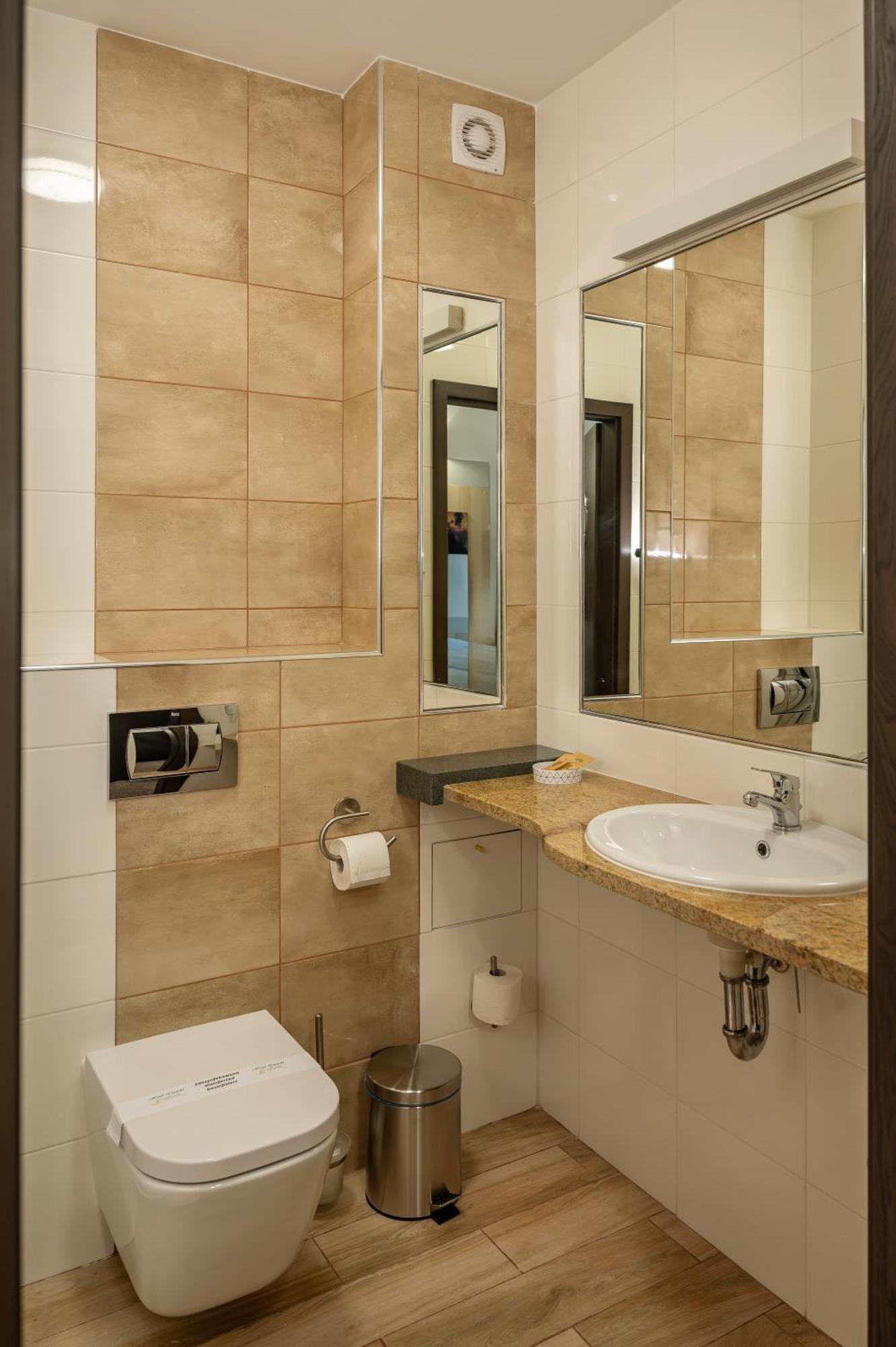 Hotel Dworski Galaktyczny Park Warzymice Екстер'єр фото