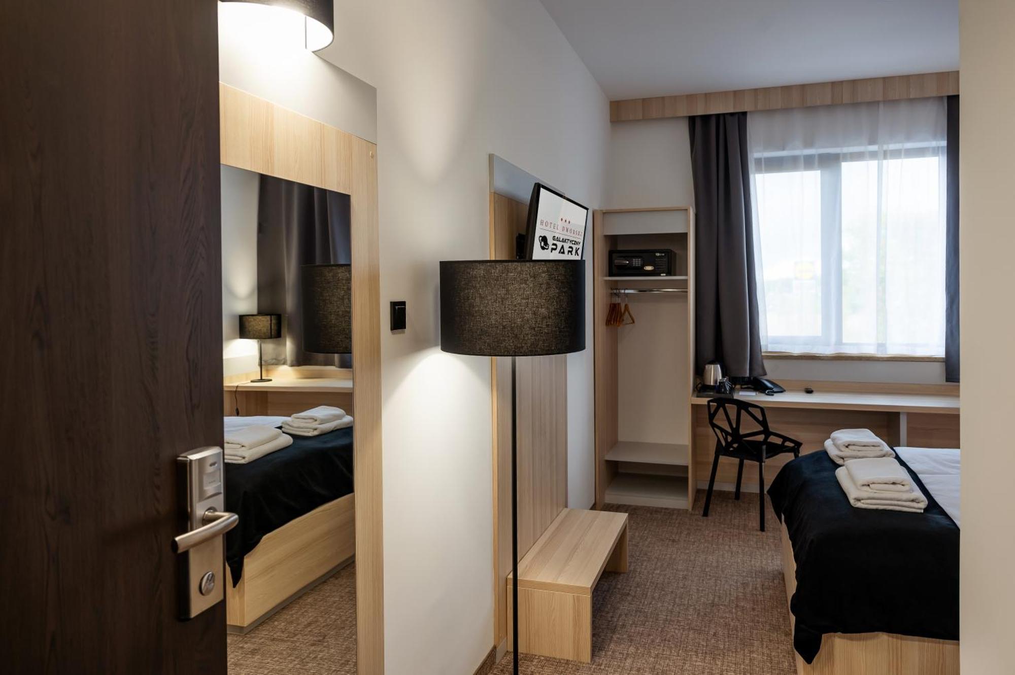 Hotel Dworski Galaktyczny Park Warzymice Екстер'єр фото