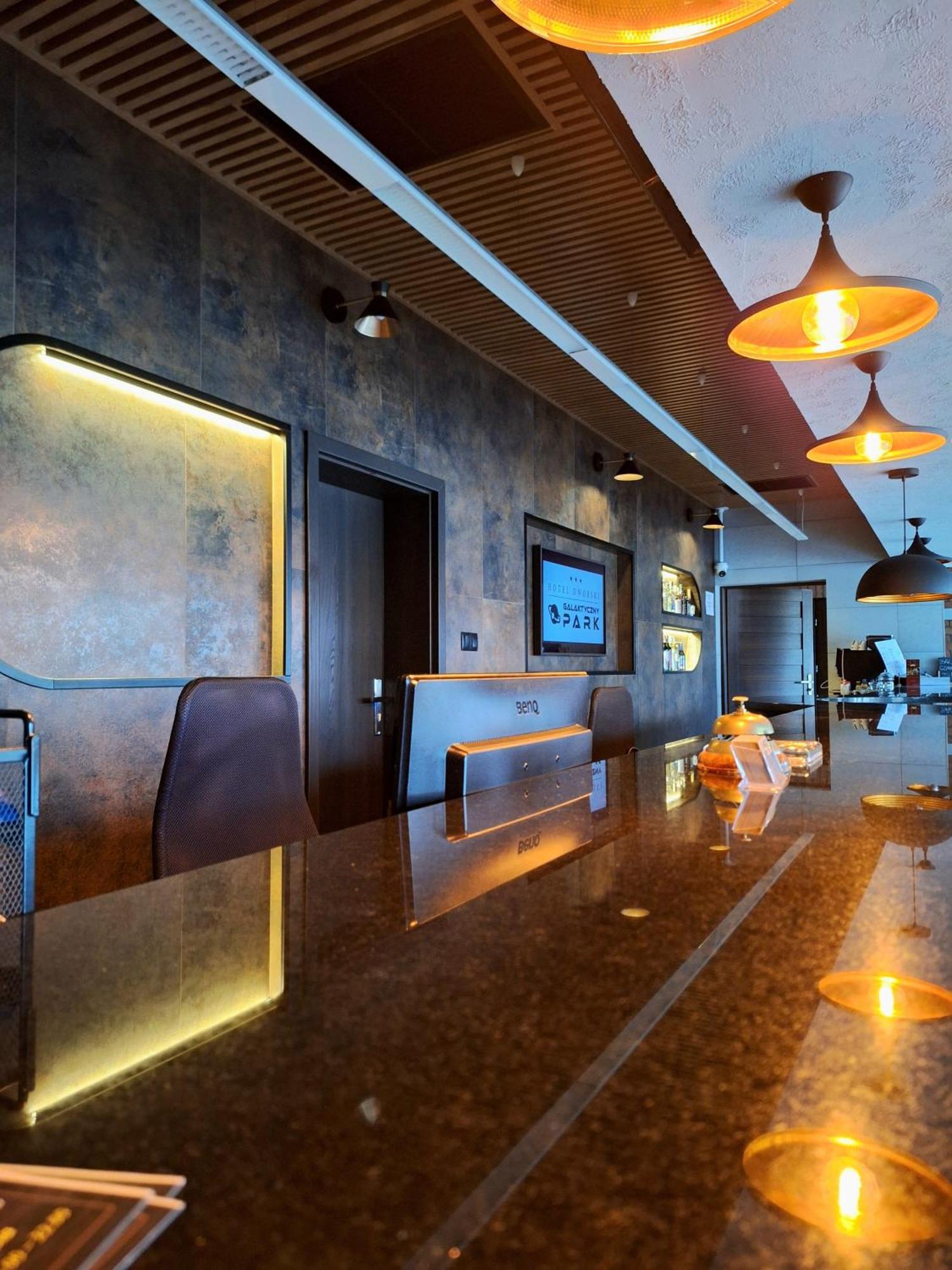 Hotel Dworski Galaktyczny Park Warzymice Екстер'єр фото