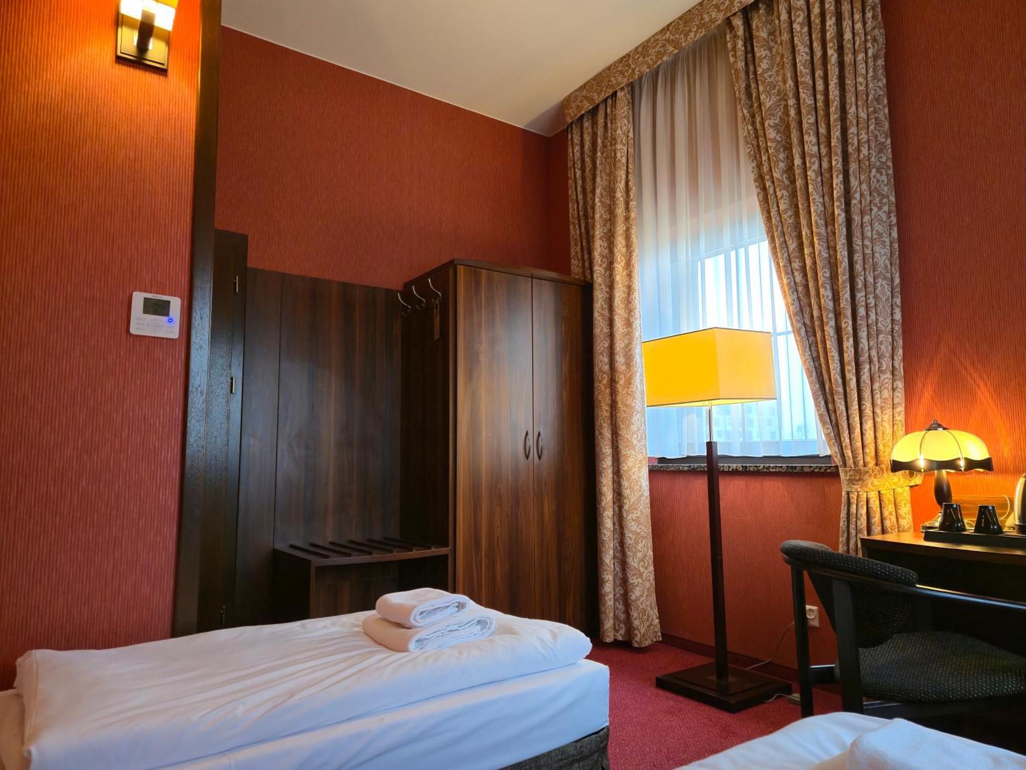 Hotel Dworski Galaktyczny Park Warzymice Екстер'єр фото
