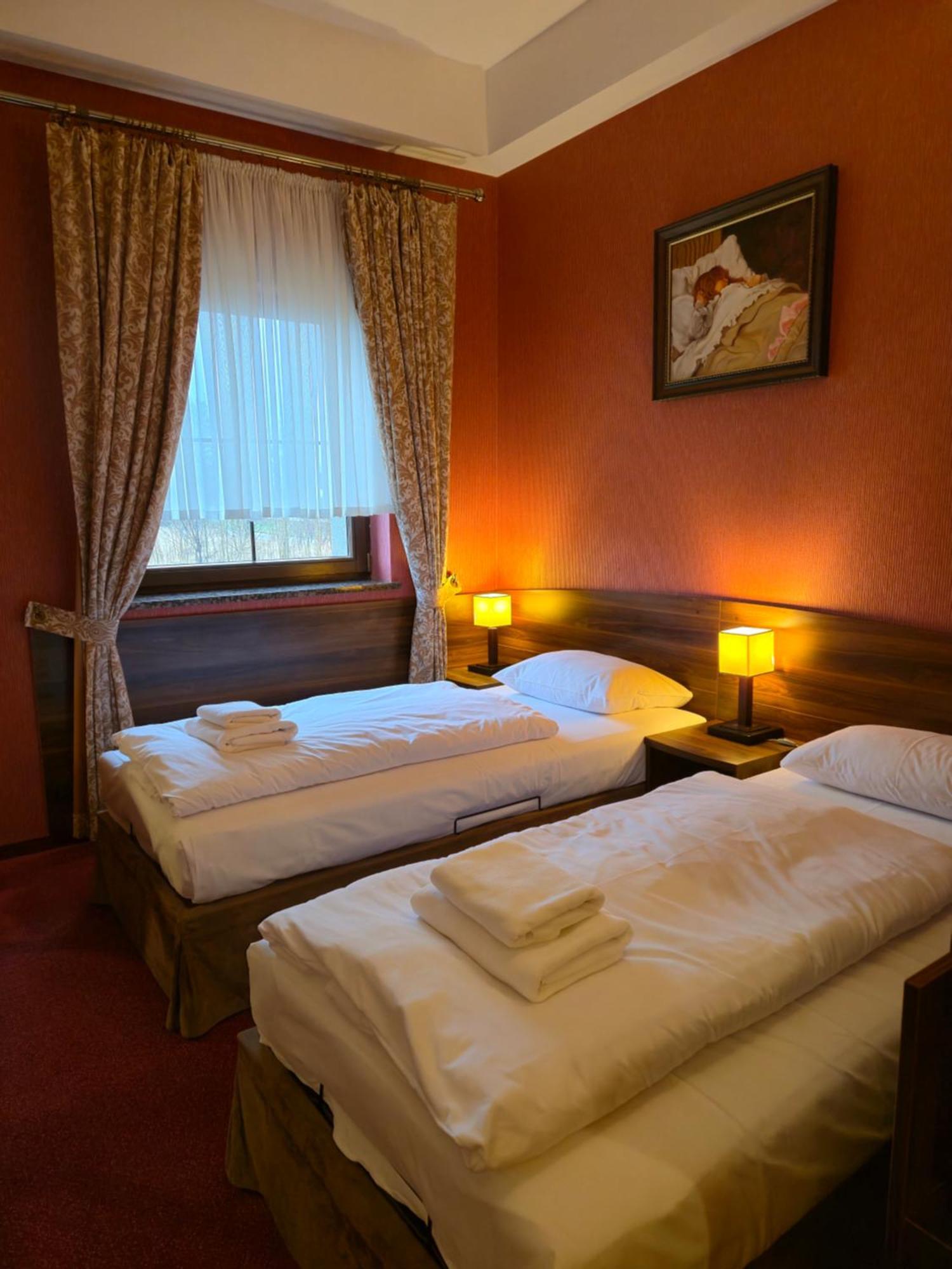 Hotel Dworski Galaktyczny Park Warzymice Екстер'єр фото