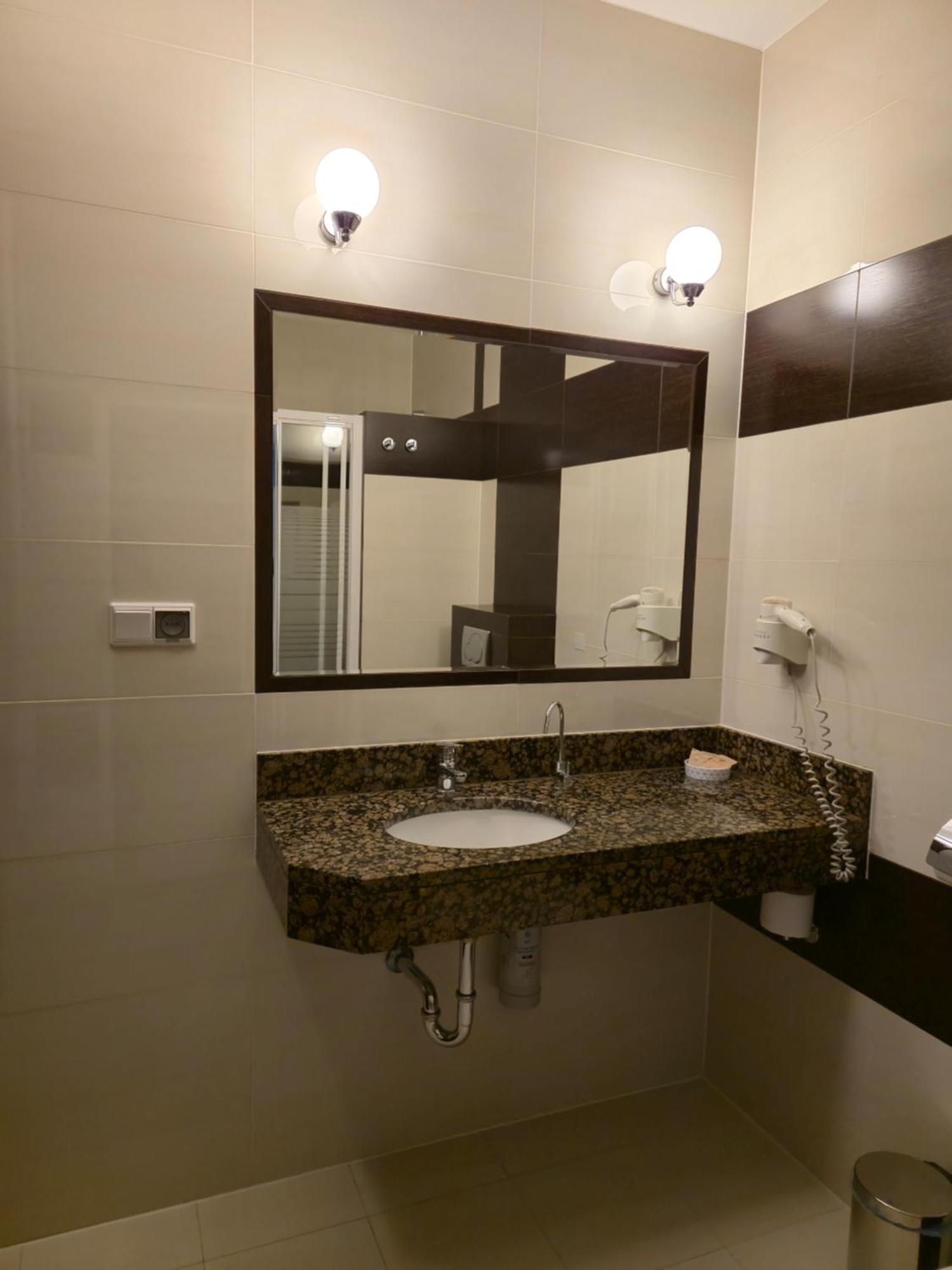 Hotel Dworski Galaktyczny Park Warzymice Екстер'єр фото