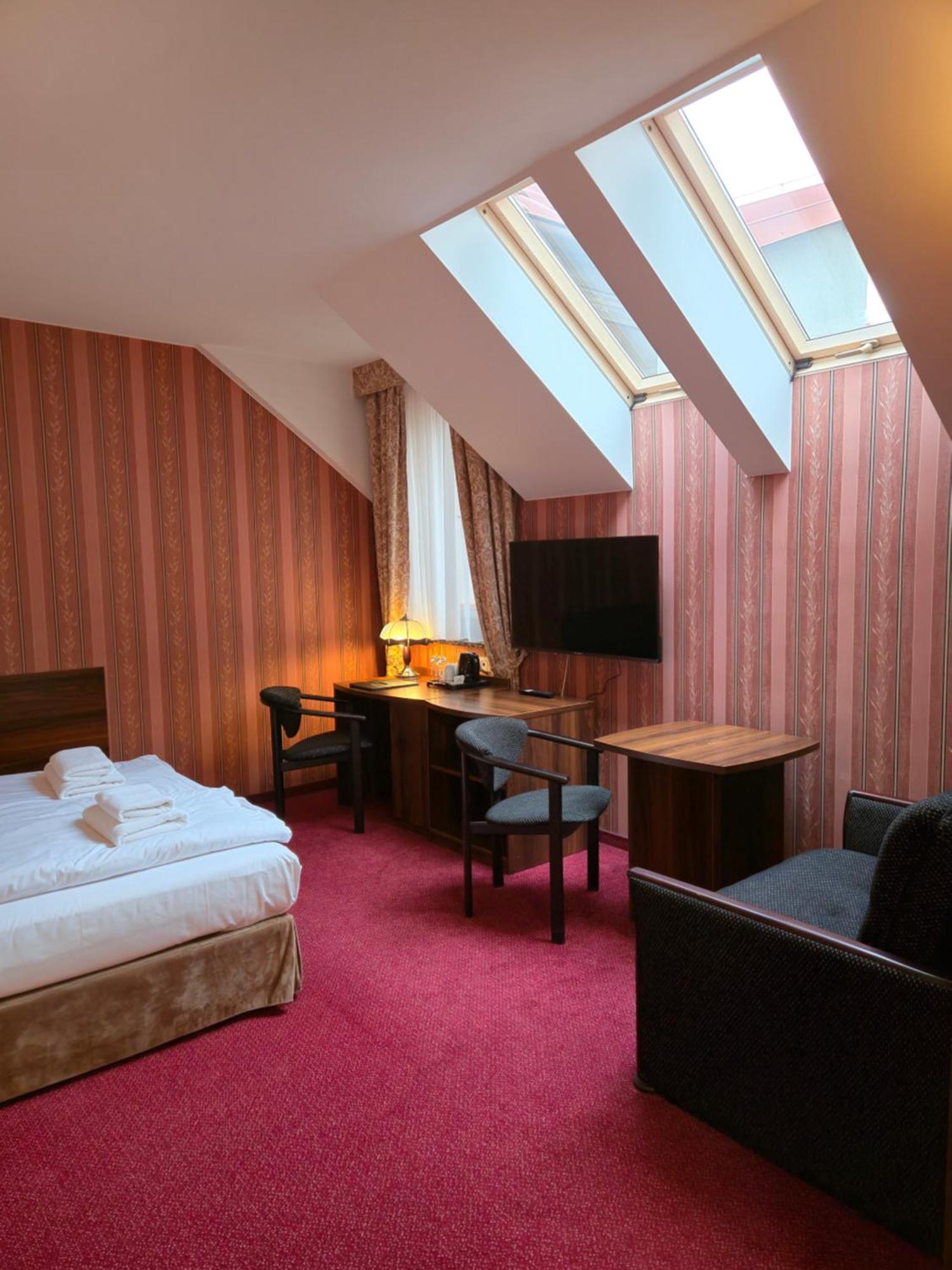 Hotel Dworski Galaktyczny Park Warzymice Екстер'єр фото