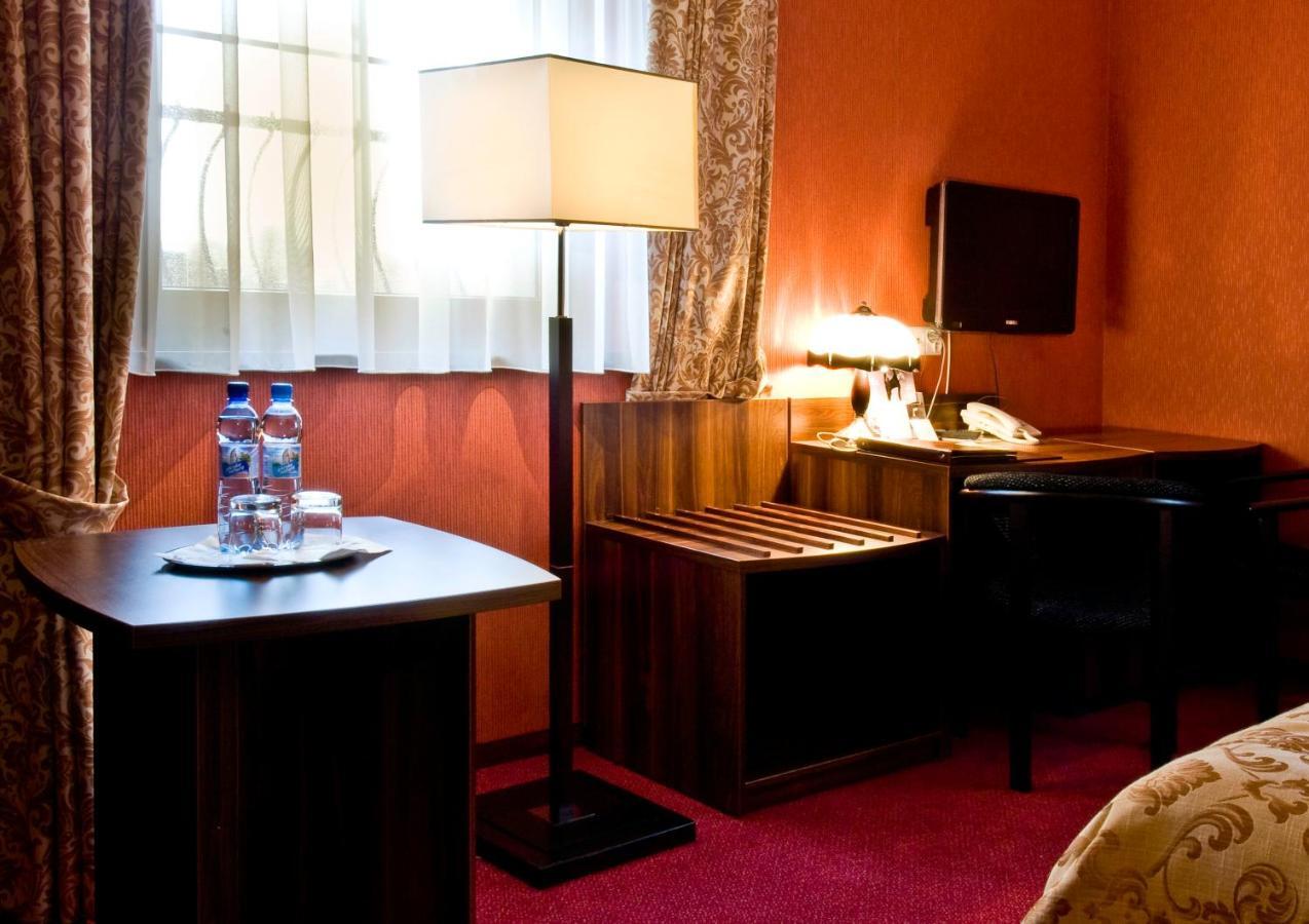 Hotel Dworski Galaktyczny Park Warzymice Номер фото
