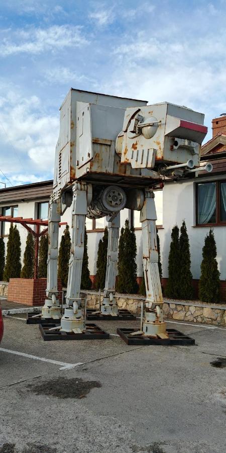 Hotel Dworski Galaktyczny Park Warzymice Екстер'єр фото